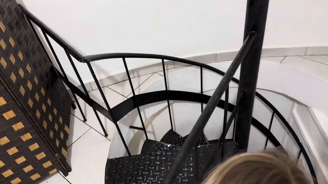 Вкусный Обед и Экстремальная Лестница в Ресторане! смотреть онлайн