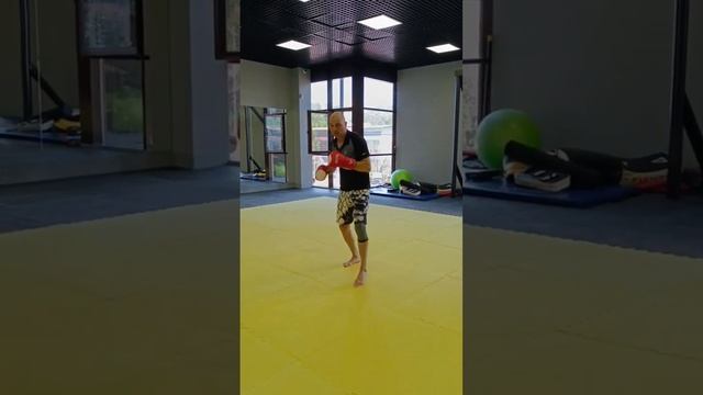 Техника боя на средней дистанции на отходе.