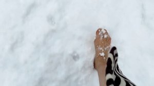 Босиком по снегу. Закаливание.