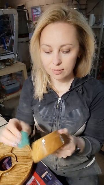 В работе дубовая менажница. Финальная обработка масло смотреть онлайн