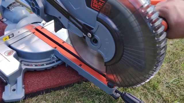 Торцовочная пила с протяжкой Black&Decker BES710
