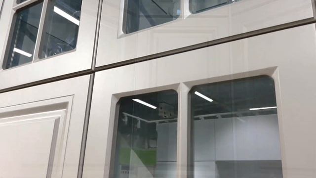 Обзор кухни сканди до потолка.