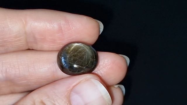 Натуральный чёрный звёздчатый сапфир 16,50 карат (15х13 мм