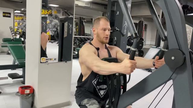 Отведение плеча в тренажере бабочка сидя смотреть онлайн