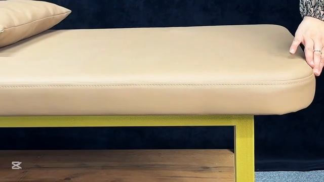 Кушетка массажный стол стационарного типа.