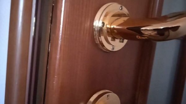 Заклинило замок межкомнатной двери. Что делать