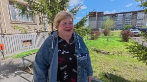 К нам приехали гости помогать на даче. Купили цветочки для кашпо.