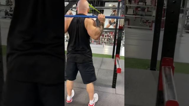 Приседания со штангой на плечах смотреть онлайн