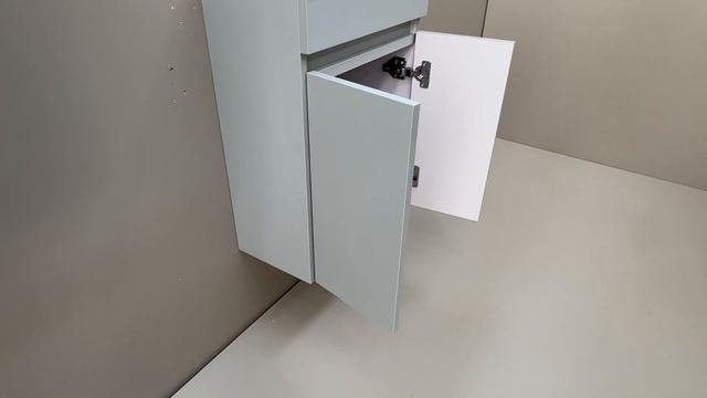 Водоустойчив сив мини шкаф за баня с бяла мивка с плав?