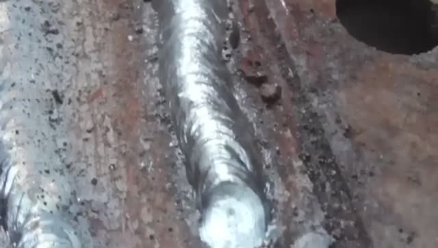 Ржавый металл+сырой электрод, заварить почти нереально. Но есть одна хитрость как справиться