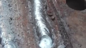 Ржавый металл+сырой электрод, заварить почти нереально. Но есть одна хитрость как справиться