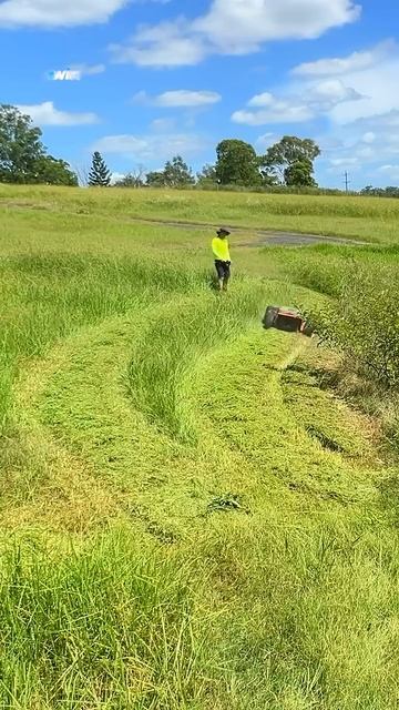 Газонокосилка на пульте управления 😶😨 смотреть онлайн