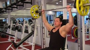 Жим штанги сидя в тренажере Смита. Тренировка плеч. Пр?