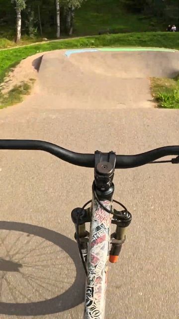 Гоняем по пампу на мтб 👆 #dirt #mtb #велосипед #downhill #мтб #bmx смотреть онлайн