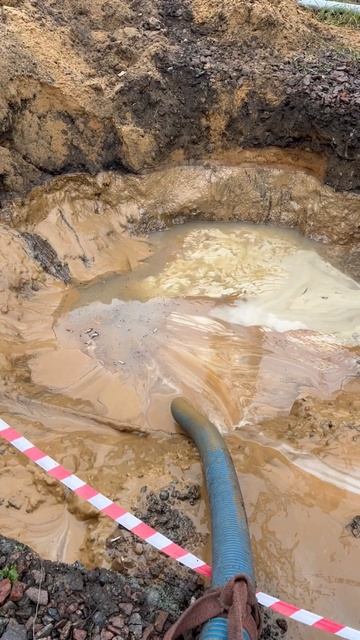 Качаем бетонит . Работаем с ГНБ . Илосос качает расстоя смотреть онлайн