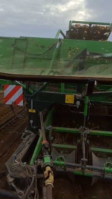 Уборка картошки комбайном Вариант. Крым смотреть онлайн