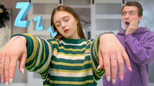 Тома лунатик! Ходит во сне!