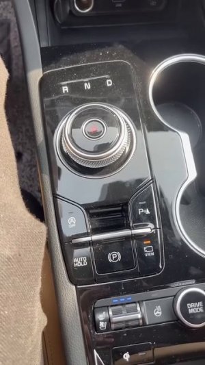 Камри нервно курит в сторонке