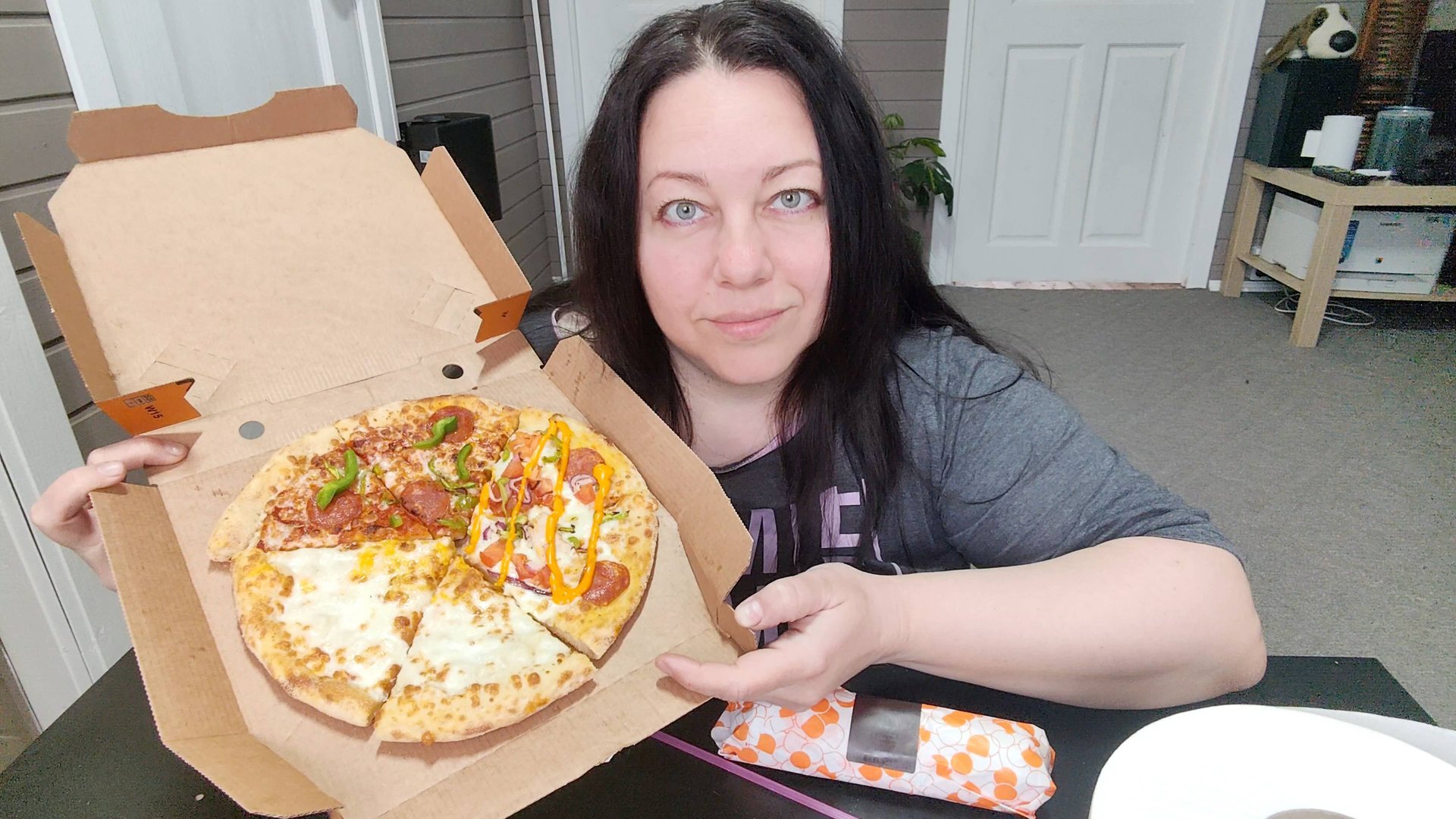 МУКБАНГ Додо пицца: Аррива, Чоризо фреш, Сырная. Додстер чилл грилл. смотреть онлайн