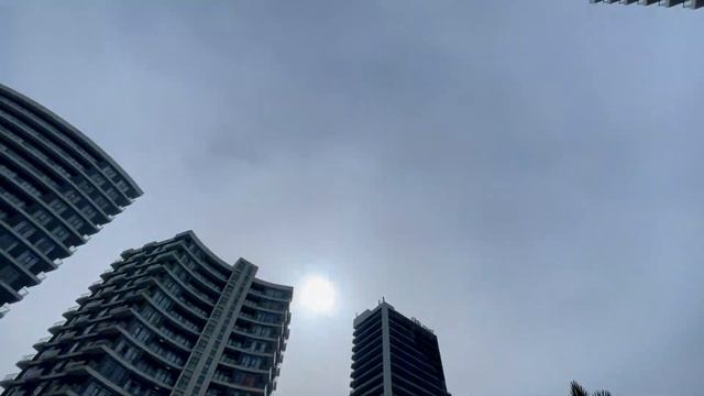 Шезлонги во дворе, рядом плывёт облако, сезон голых жи? смотреть онлайн