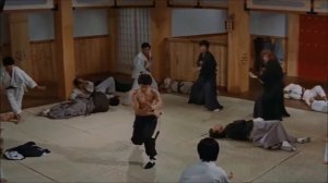 Брюс Ли   Бой против японских бойцов. Фильм Кулак Ярост