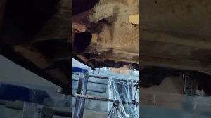 Пескоструйная обработка днища автомобиля. Оборудован