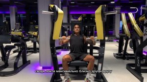 Жим от груди сидя в тренажере ( хаммер )