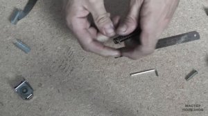 Степлер гнёт скобы буквой М или не добивает скобы до к?