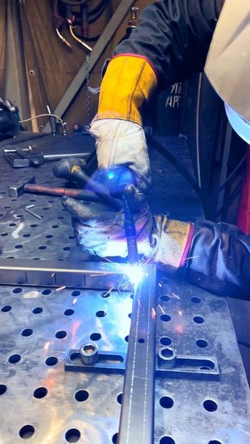 Процесс сварки деталей на нашем производстве смотреть онлайн