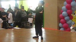 Мальчик танцует как Майкл Джаксон / Boy dancing like Michael Jackson