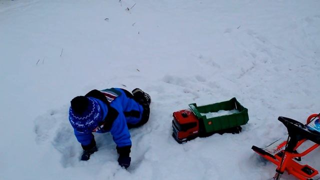 ЭТО ПЕРВОЕ ВИДЕО ! Тачки и снег на детской площадке ! Game With A Car And Snow On The Playground !