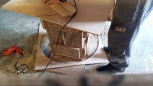 Вырезаем круг ручным фрезером из фанеры с помощью сам?