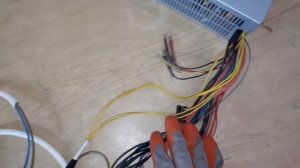 Шуруповерт подключаем к блоку питания. Экспресс детал