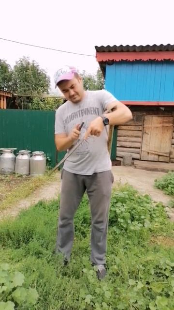 Когда нет триммера. Вспомнил, что косить умею, 👍. смотреть онлайн