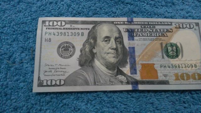 БАНКНОТА СТО ДОЛЛАРОВ № серии PH43981309B на синем махрово?