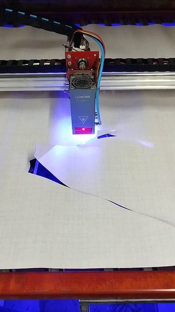 Диодный лазер режет белый смотреть онлайн