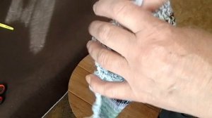 укрепляем вязаную сидушку на стуле