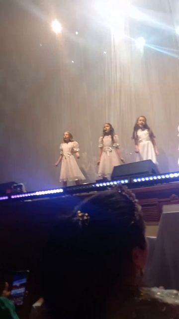 Всем подарки под подушки.