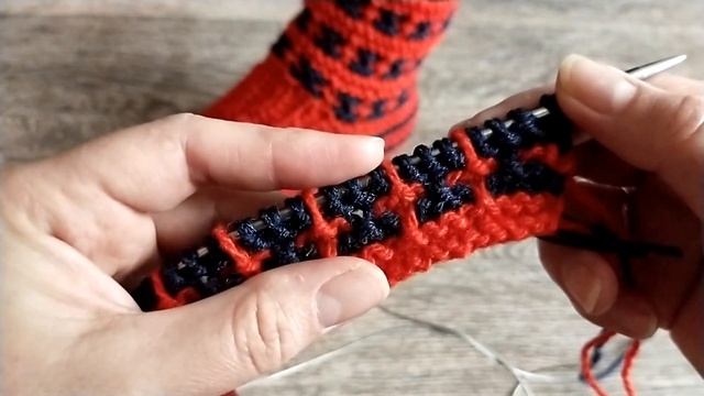 Носки спицами ✅ двухцветным узором