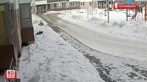Ребёнка придавило снегом, упавшим с крыши