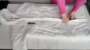 5 способов сложить и повесить пуховик.