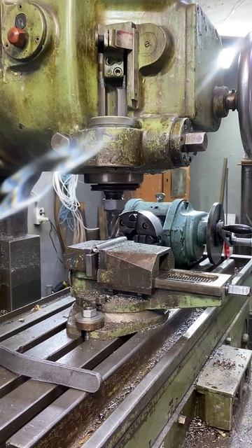 Запчасти для ретро автомобилей. #газ21 #automobile #реставра? смотреть онлайн