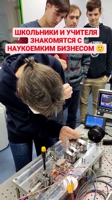 ШКОЛЬНИКИ ВМЕСТЕ С УЧИТЕЛЕМ РЕЖУТ ЛАЗЕРОМ СТАЛЬ😎 #laser смотреть онлайн
