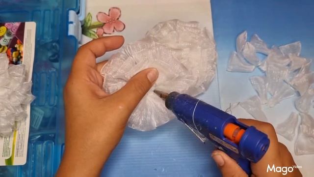 пышные белые банты из органзы.