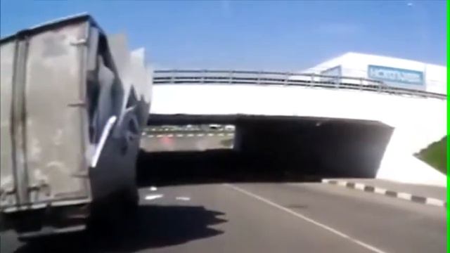 ЖЕСТЬ! Водила не учел высоту моста!