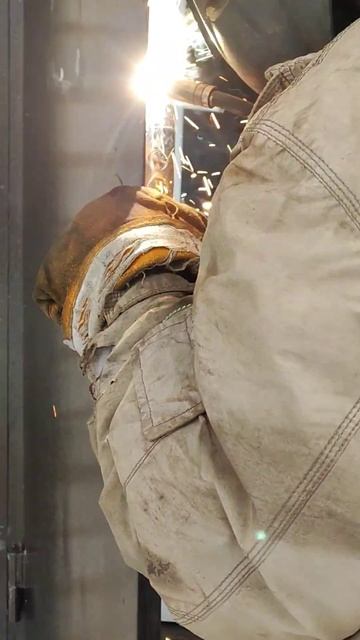 сварка замка в дверь сварщик в деле #услугинаселению #? смотреть онлайн