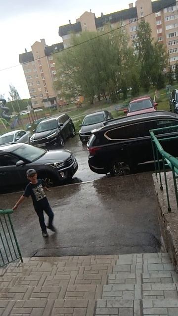 играем в страшный подъезд а на улице сильный ливень смотреть онлайн