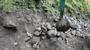 Строительство, экскаватор копает чёрный  песок