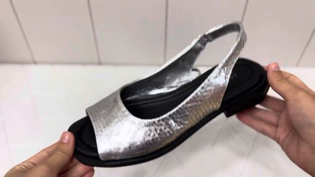 Серебристые босоножки