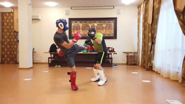 Кикбоксинг. Упражнение на сохранение стойки.